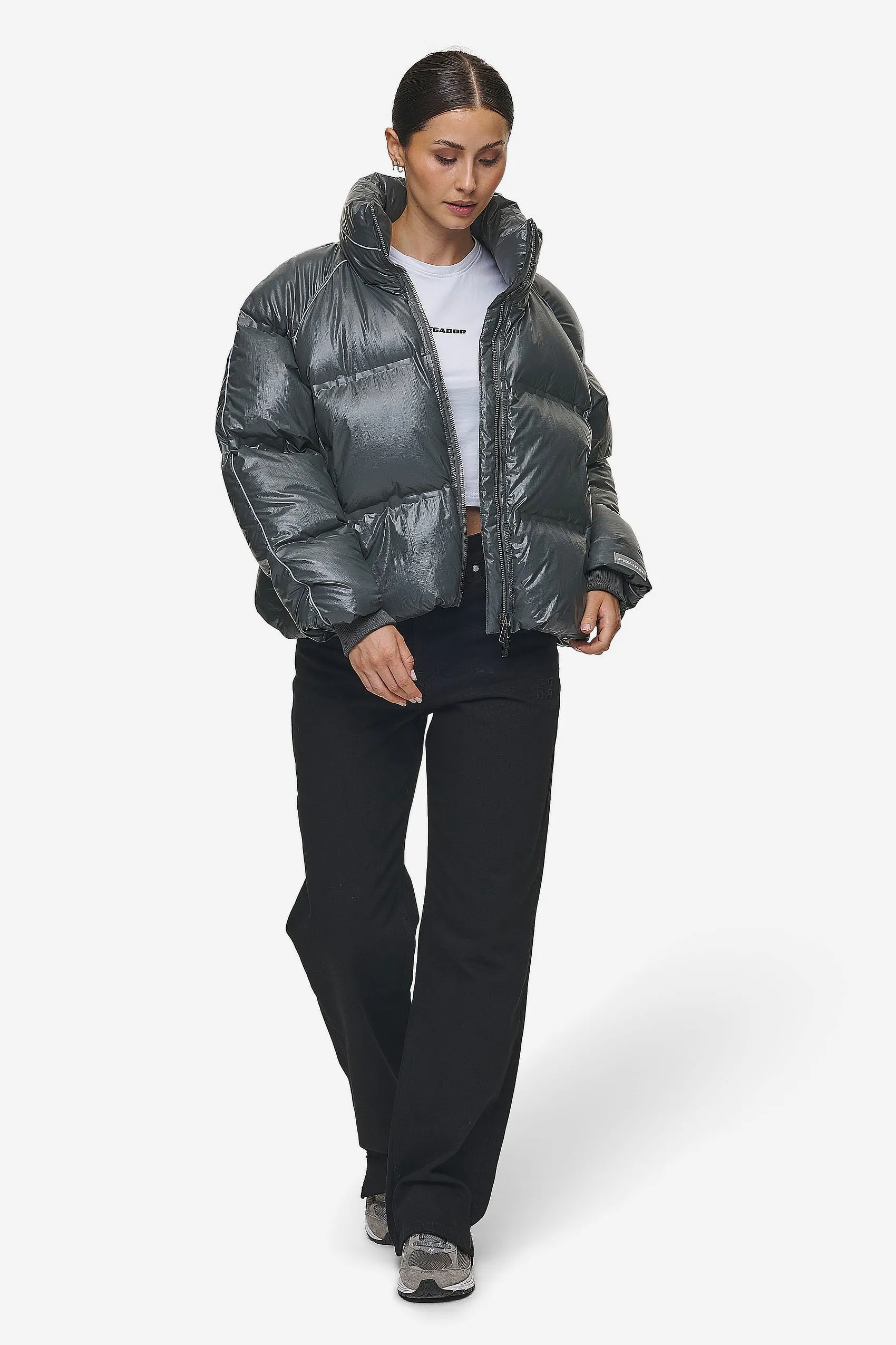 Sure! Here’s an optimized title for the e-commerce product:

Henra Oversized Anthracite Crushed Glossy Raglan Puffer Jacket

This title maintains clarity while enhancing the appeal of the product.