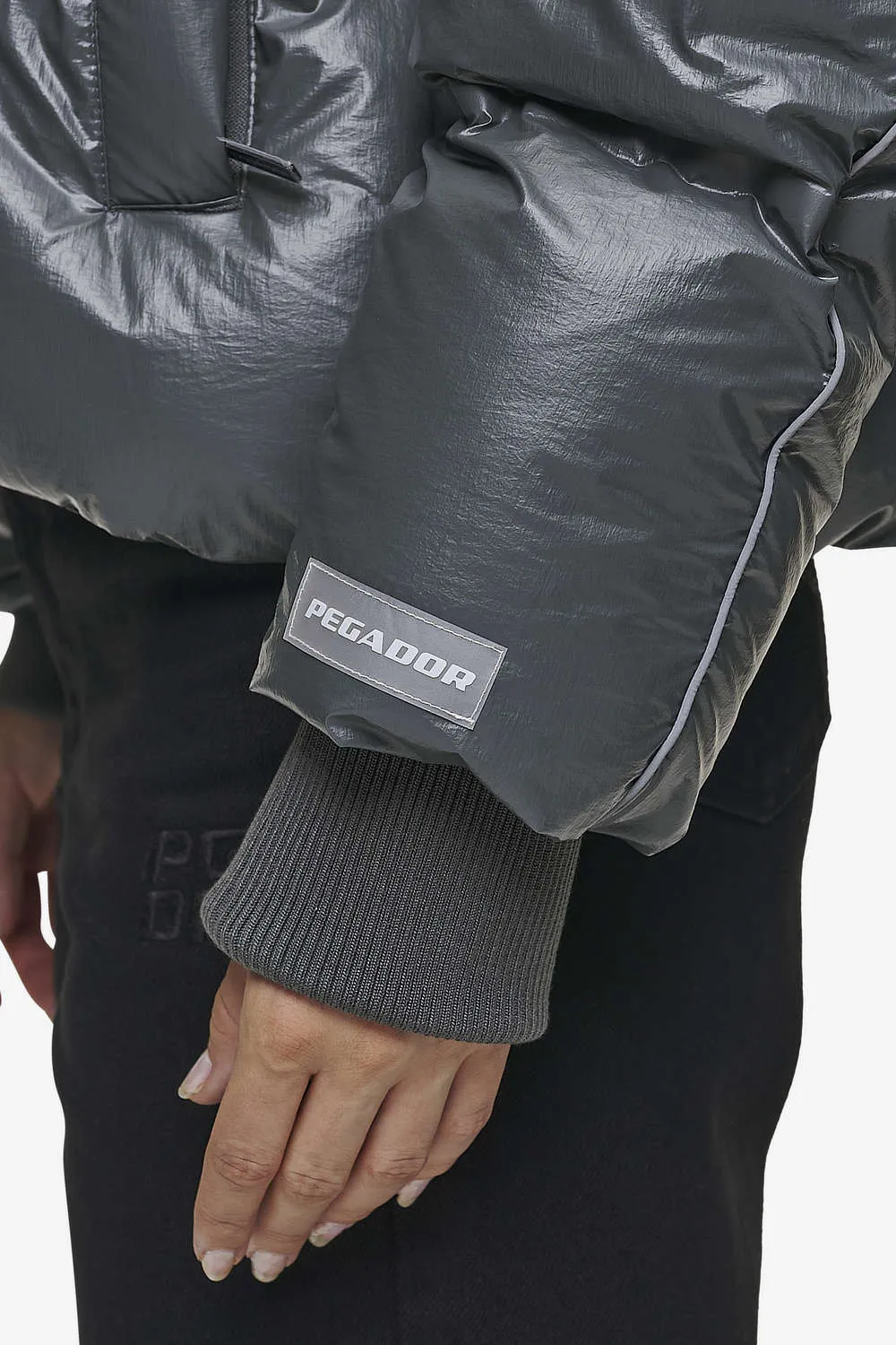 Sure! Here’s an optimized title for the e-commerce product:

Henra Oversized Anthracite Crushed Glossy Raglan Puffer Jacket

This title maintains clarity while enhancing the appeal of the product.