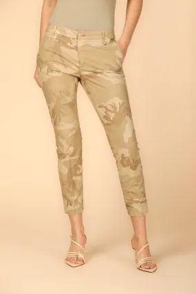 Jaqueline Curvie  pantalone chino capri donna in tencel camouflage curvy ①