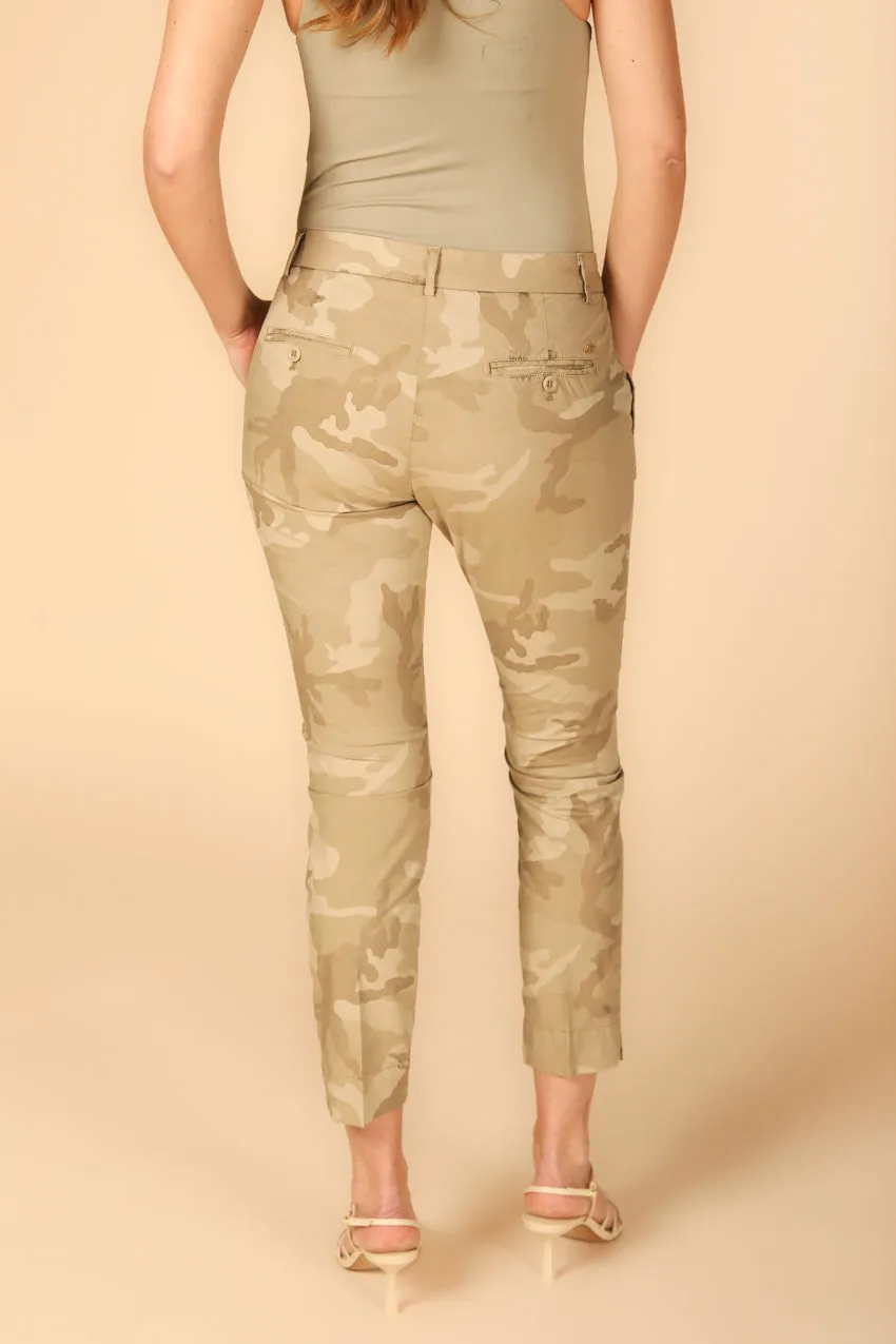 Jaqueline Curvie  pantalone chino capri donna in tencel camouflage curvy ①